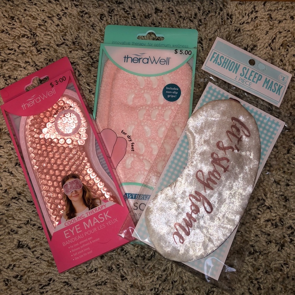 Eye Mask and Moisturizing Gel Socks Set